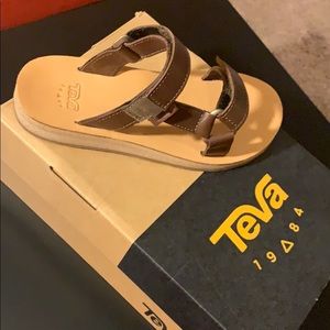 Women’s Teva size 5